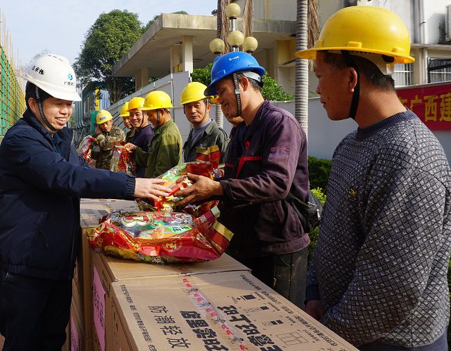 （修圖）為一線工人發(fā)放慰問品。謝微旋 攝_副本.jpg